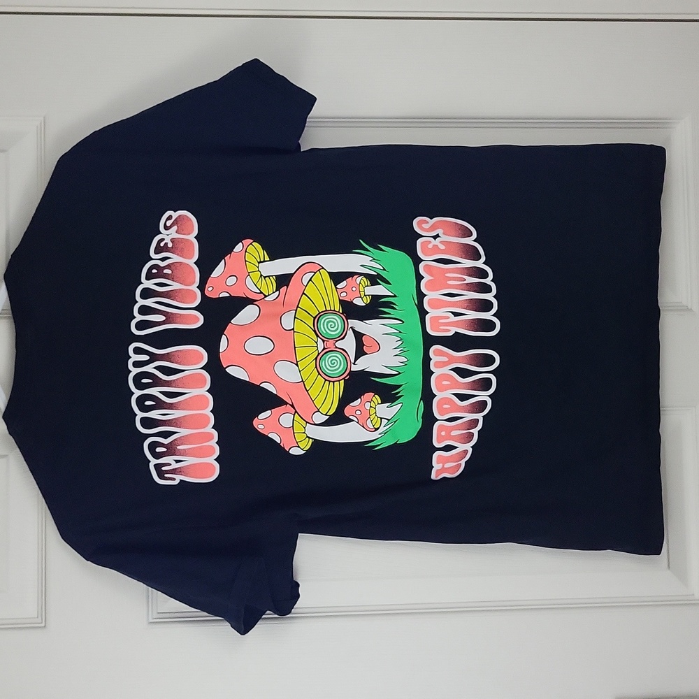 Mushroom Trippy Vibes Happy Times T-shirt Size Medium